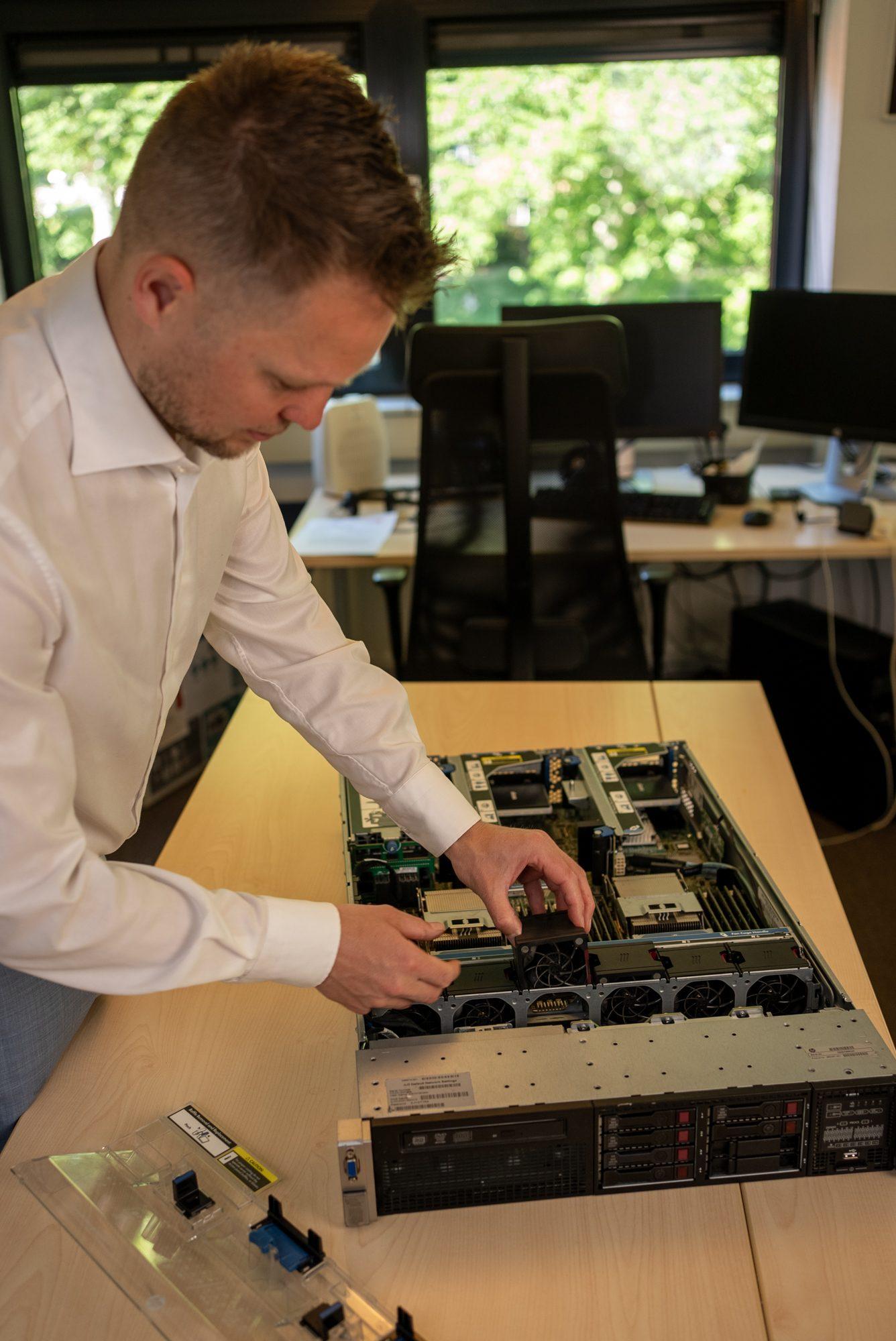 Bart, Computerservice Almere netwerkspecialist, configureert een network switch voor een MKB-klant