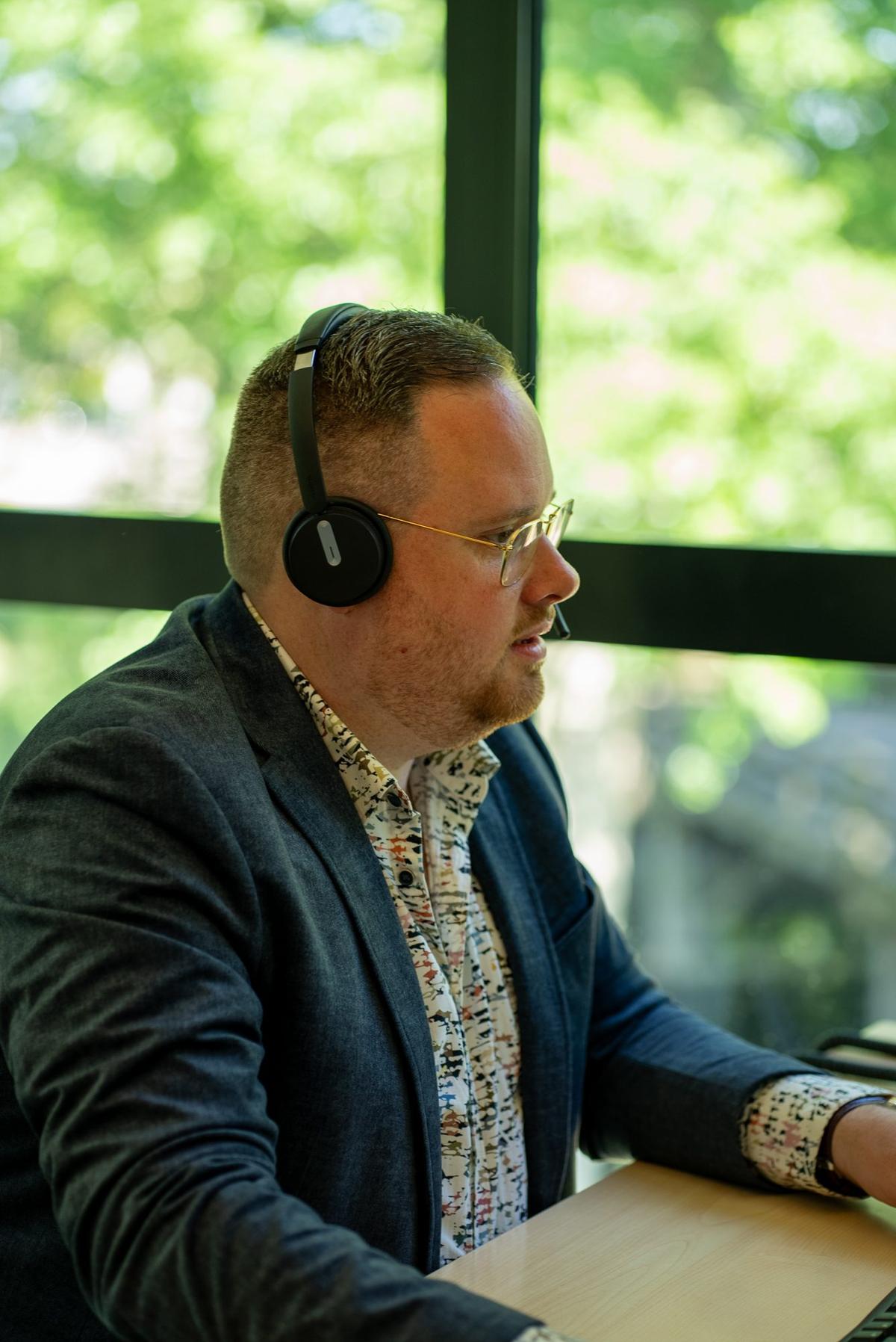 Computerservice Almere helpdesk medewerker biedt snelle IT-ondersteuning voor MKB